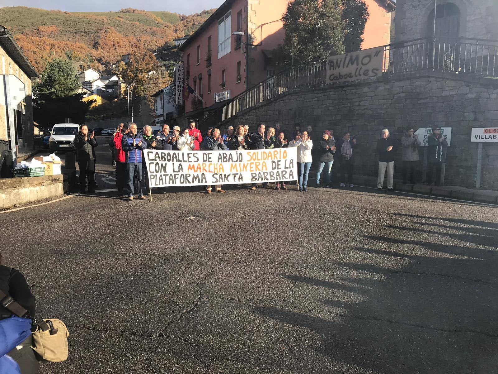 Los trabajadores de las auxiliares enmarcados en la plataforma Santa Bárbara realizan la segunda etapa de su marcha a pie hasta Oviedo para reclamar una transición «justa»