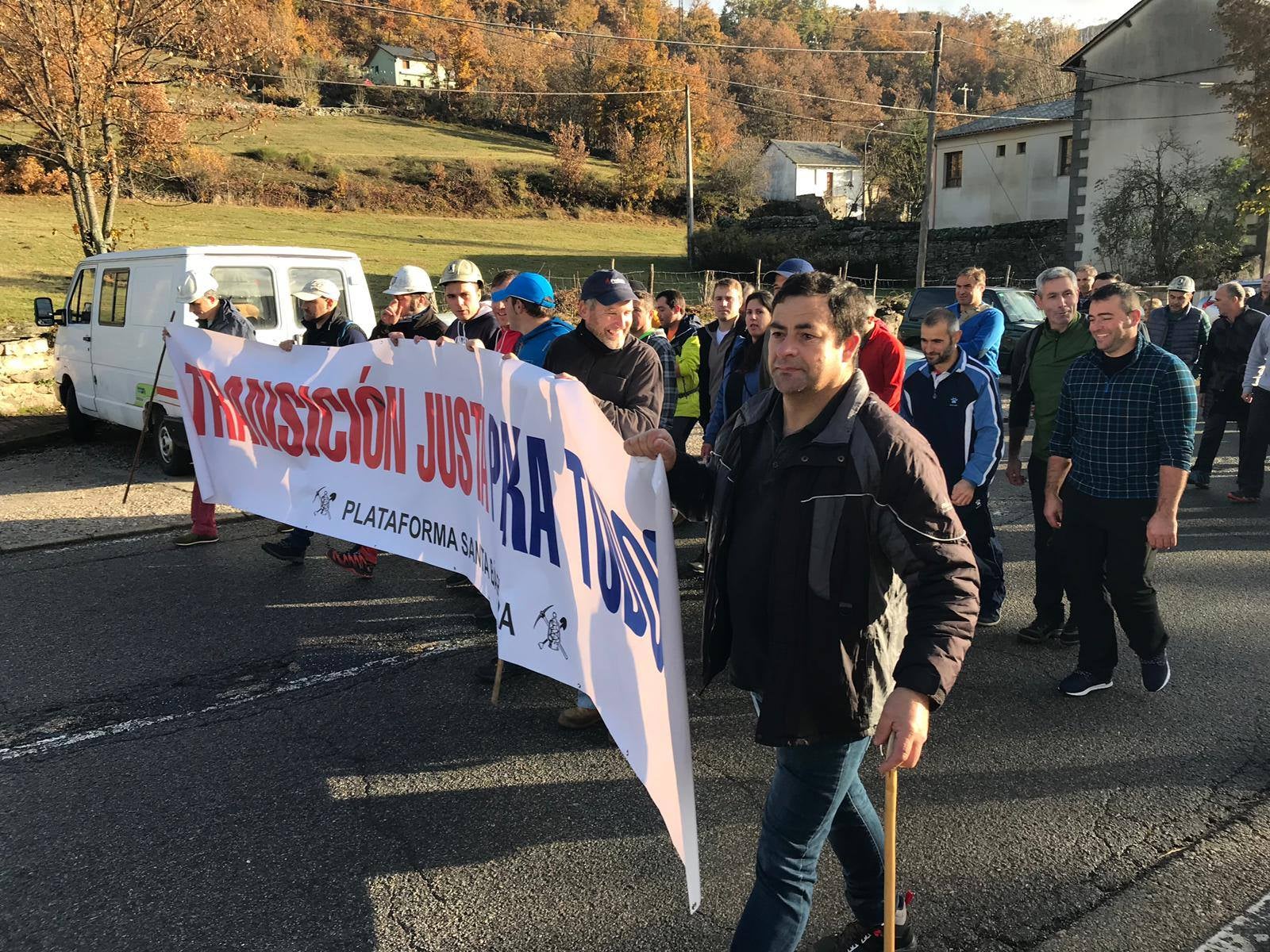 Los trabajadores de las auxiliares enmarcados en la plataforma Santa Bárbara realizan la segunda etapa de su marcha a pie hasta Oviedo para reclamar una transición «justa»