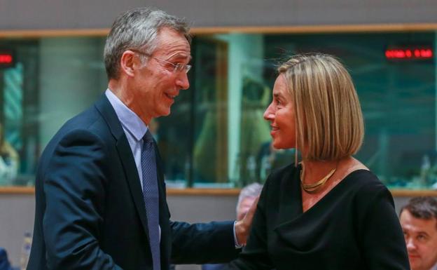 La jefa de la diplomacia europea, Federica Mogherini, saluda al secretario general de la OTAN, Jens Stoltenberg, durante la reunión de los ministros de la Agencia Europea de Defensa que se celebra en el Consejo Europeo en Bruselas (Bélgica) hoy, 20 de noviembre de 2018