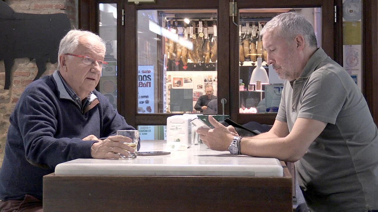 El experto crítico vinícola conversa con Javier Gómez, propietario de El Camarote Madrid, durante una entrevista para leonoticias
