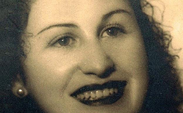 Eva González, en la portada del libro.