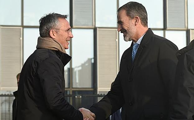 El secretario general de la OTAN, Jens Stoltenber, y el rey Felipe VI.