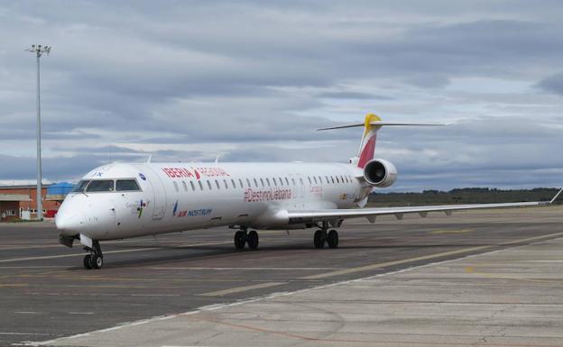 Un avión de la compañía Air Nostrum, en el aeropuerto de León.