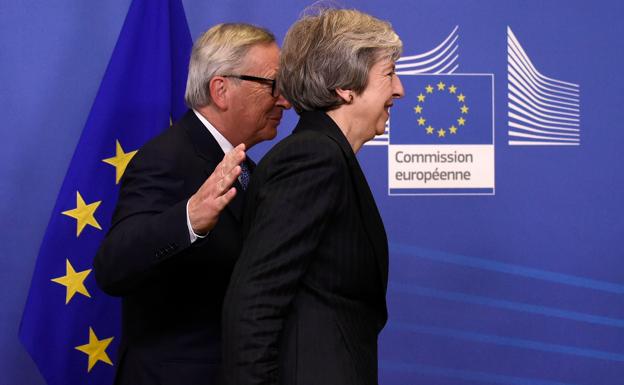 Juncker (i) y May.