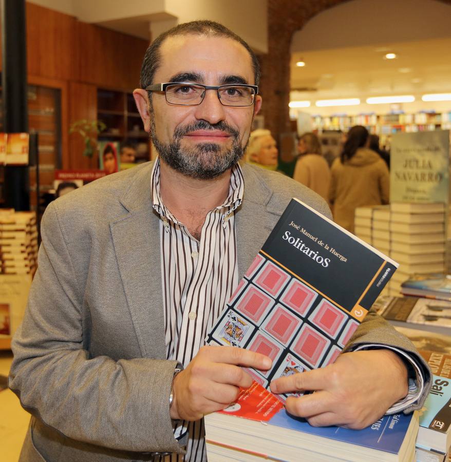 07.11.13 En la librería Oletvm donde presentó su libro 'Solitarios'