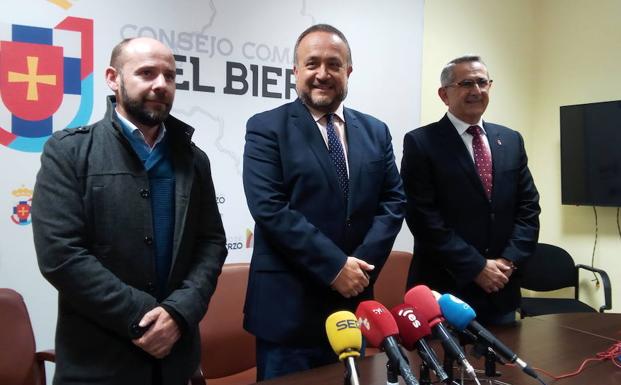 El presidente del Consejo Comarcal del Bierzo, Gerardo Álvarez Courel, junto al alcalde de La Unión, Pedro Álvarez, y el coordinador, Juan Carlos López, durane la visita.