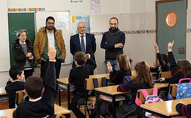 La concejala Ana Franco durante su charla en el colegio Jesuítas.