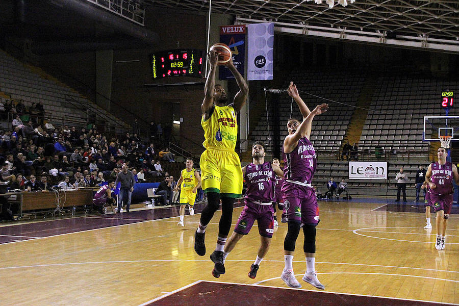 Fotos: El derbi del baloncesto leonés, en imágenes