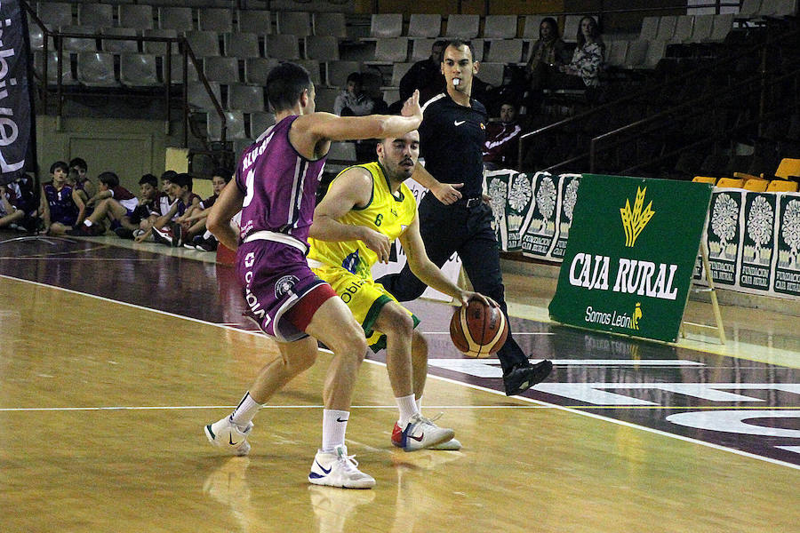 Fotos: El derbi del baloncesto leonés, en imágenes