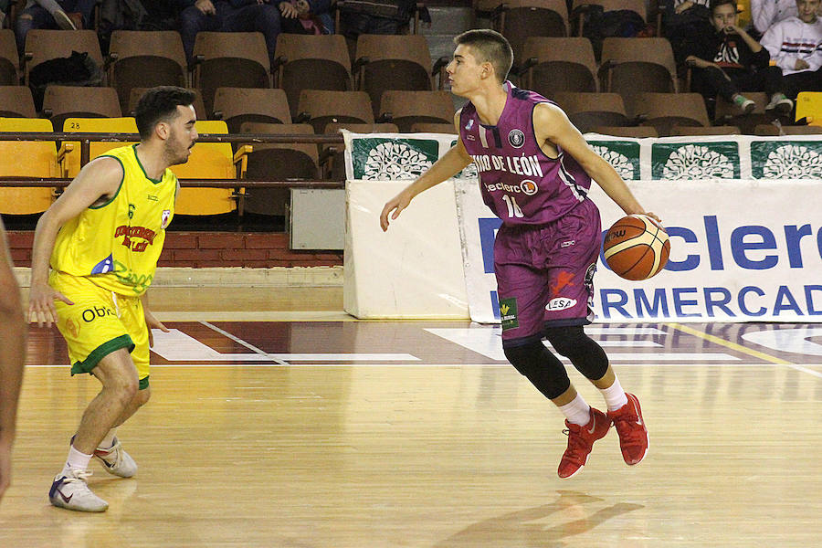 Fotos: El derbi del baloncesto leonés, en imágenes