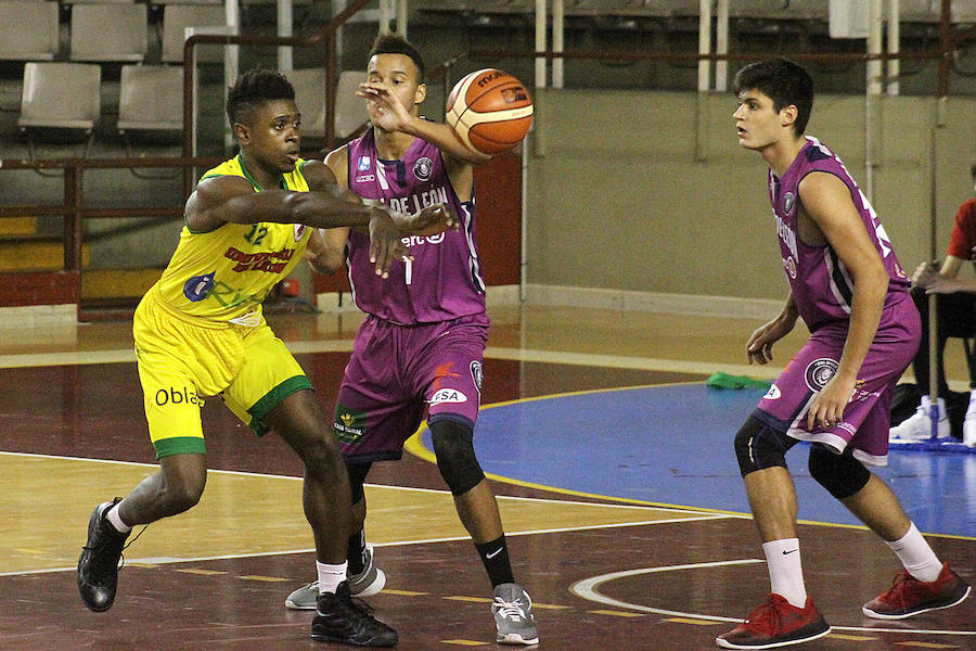 Fotos: El derbi del baloncesto leonés, en imágenes