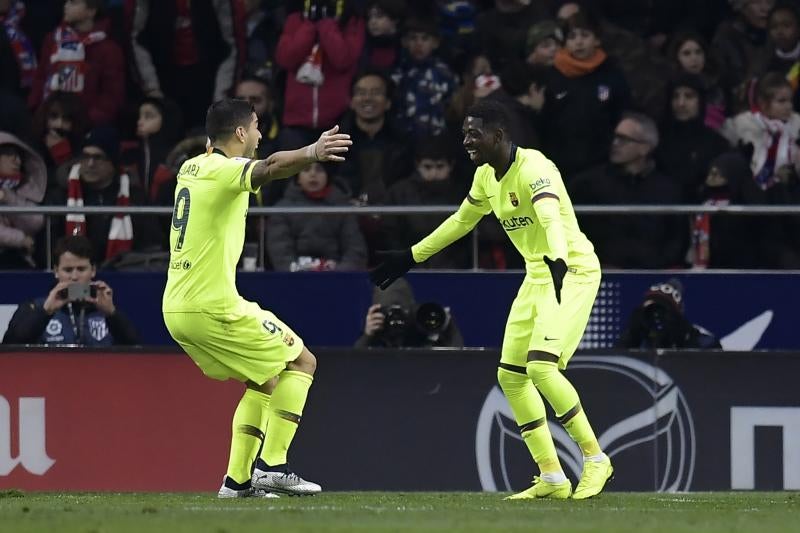 Dembélé celebra su gol con Suárez.