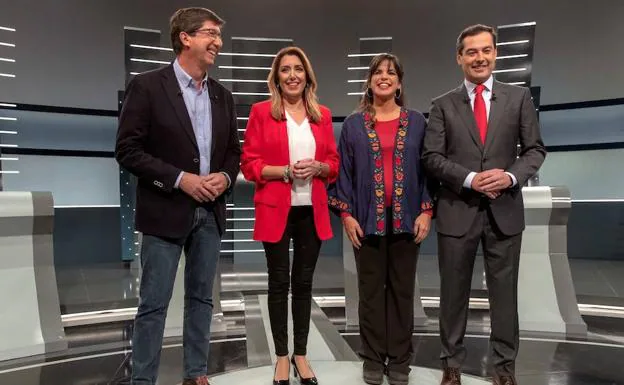 Los candidatos a la Presidencia andaluza posan juntos, ayer, antes de su debate electoral en TVE.