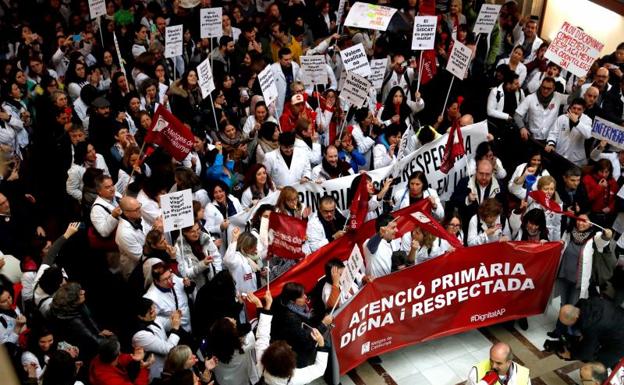 Decenas de médicos de atención primaria ocupan la sede del Institut Català de Salut. 