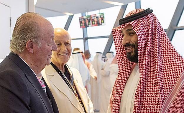 Don Juan Carlos saluda a Mohamad bin Salman, príncipe heredero de Arabia Saudí.