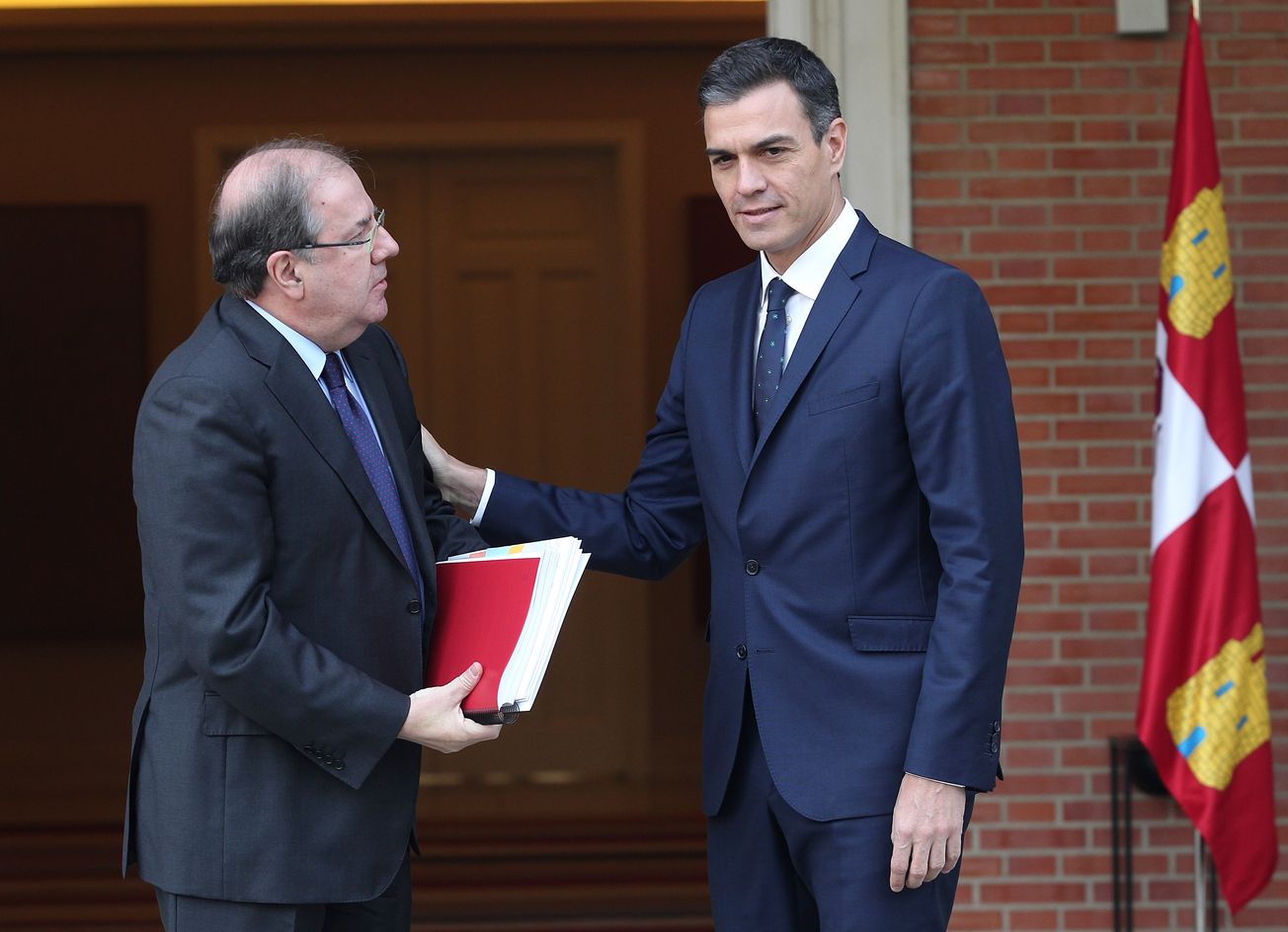 El presidente de la Junta de Castilla y León, Juan Vicente Herrera, se reúne con el presidente del Gobierno, Pedro Sánchez.