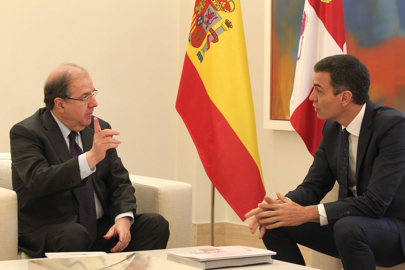 El presidente de la Junta de Castilla y León, Juan Vicente Herrera, se reúne con el presidente del Gobierno, Pedro Sánchez.