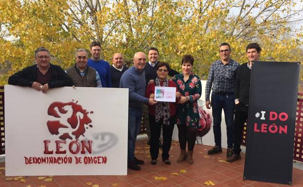 La Denominación de Origen León entrega la recaudación de la fiesta benéfca 'Wine not?' a Alcordanza