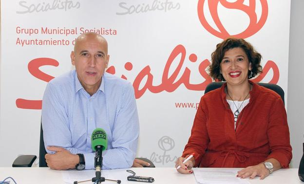 Susana Travesí en una rueda de prensa junto a José Antonio Diez.