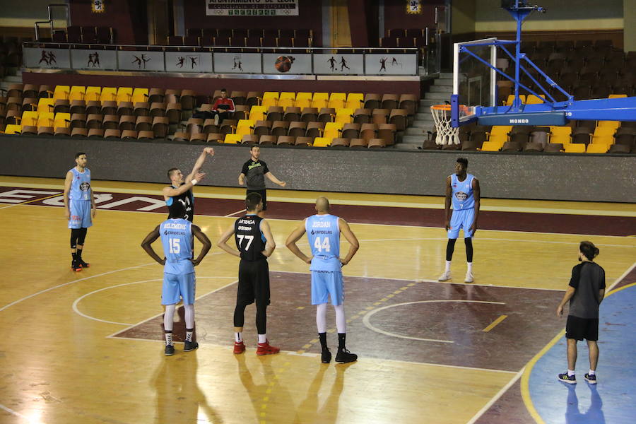 Fotos: Entrenamiento de dos equipos ACB en León