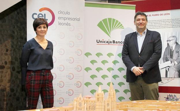 Representantes de Unicaja y CEL tras la firma del convenio.