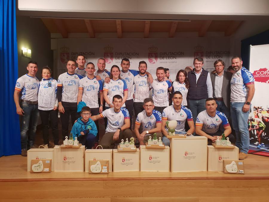 El Club Atletismo León celebra su triunfo.