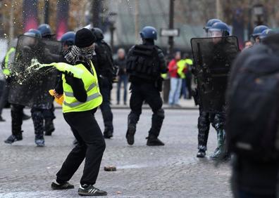 Imagen secundaria 1 - La policía ha puesto fin a los enfrentamientos en los Campos Elíseos este sábado con gases lacrimógenos.