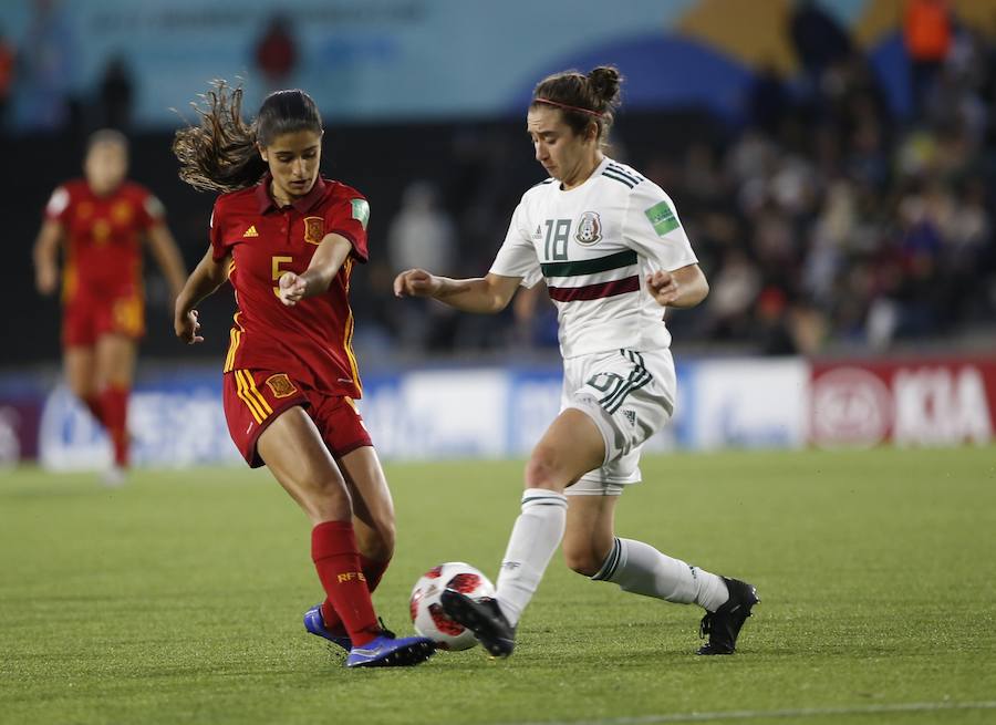 La selección española femenina Sub'17 terminó invicta y alcanzó este sábado su primer título en el Mundial de la categoría gracias al triunfo por 2-1 sobre México, con un doblete de la goleadora Claudia Pina, en el torneo que se disputó en Uruguay.