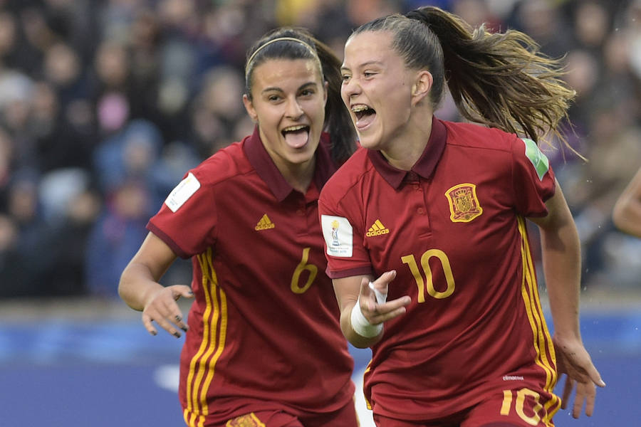 La selección española femenina Sub'17 terminó invicta y alcanzó este sábado su primer título en el Mundial de la categoría gracias al triunfo por 2-1 sobre México, con un doblete de la goleadora Claudia Pina, en el torneo que se disputó en Uruguay.