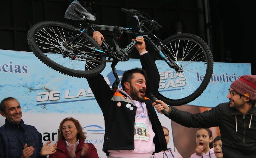 Un trabajador de Vestas recibe una bicicleta a la conclusión de la carrera.