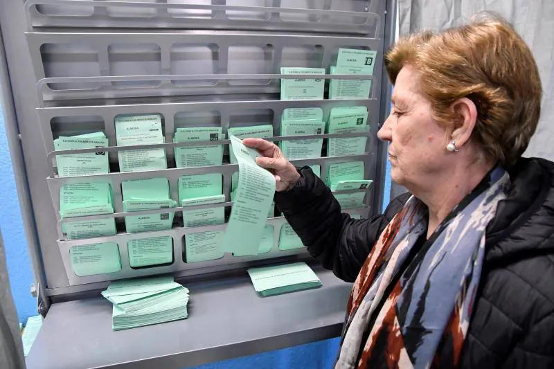Una persona elige su papeleta electoral en un colegio del barrio San Luis de Almeria.
