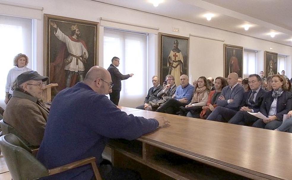 El acto se celebró en el Salón de los Reyes del Consistorio de San Marcelo.