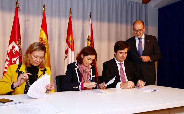 Teodoro Martínez, a la derecha, durante la firma del acuerdo.