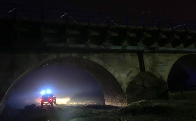 Efectivos de Bomberos en el lugar del suceso.