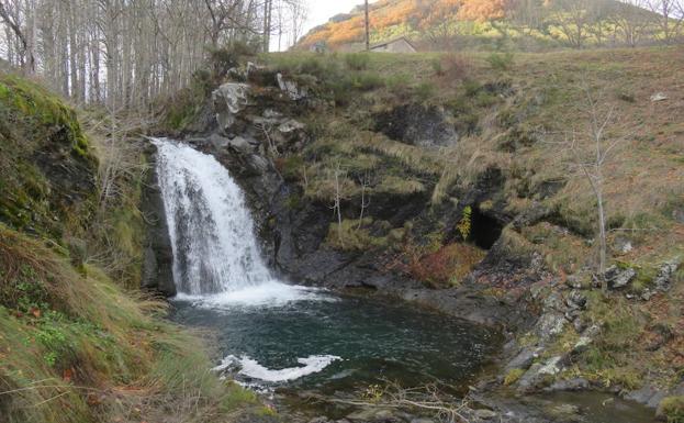 Imagen principal - La Ruta de las cascadas y Vegarada se unen en belleza y espectacularidad.