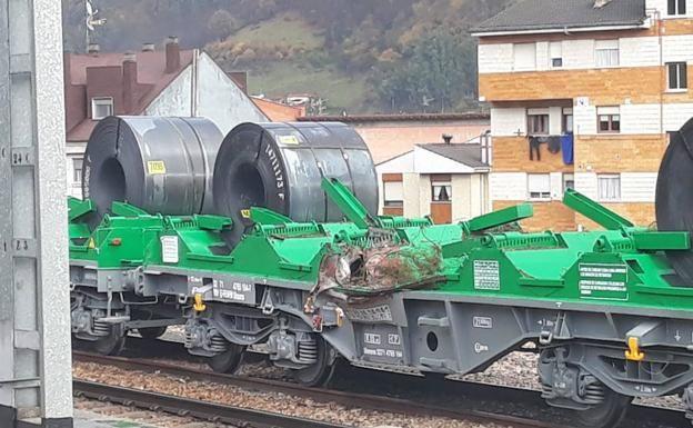 Imagen de un tren de mercancías dañado por la caída de una roca.