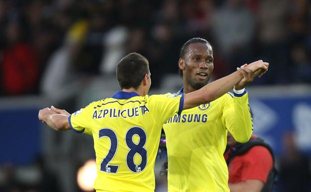 Azpilicueta celebra un gol junto a Didier Drogba en el Chelsea 