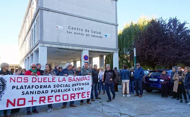 Manifestación a las puertas del centro de salud de Pinilla. 