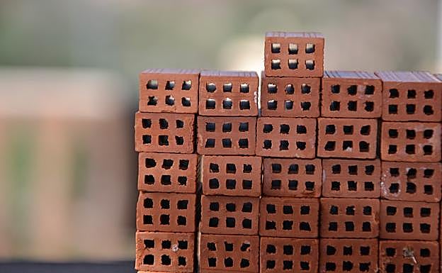 Ladrillos de obra listos para ser colocados.