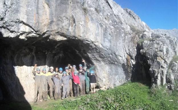 Entrada a la cueva de Valporquero.