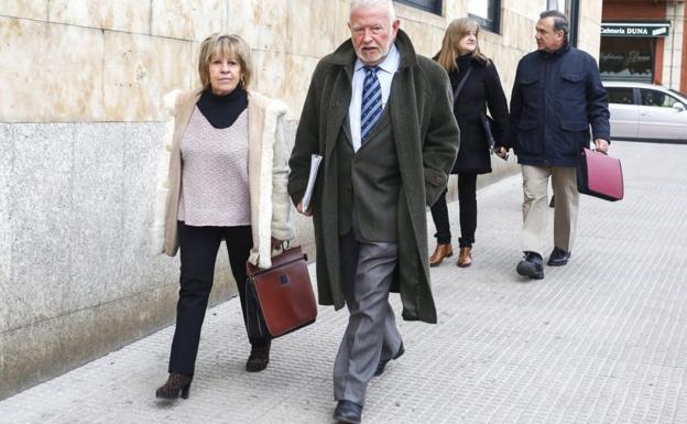 Consejeros de Caja España Duero, en el momento de acudir al Juzgado de León.