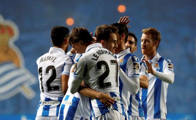 Los jugadores de la Real celebran el gol de Januzaj.