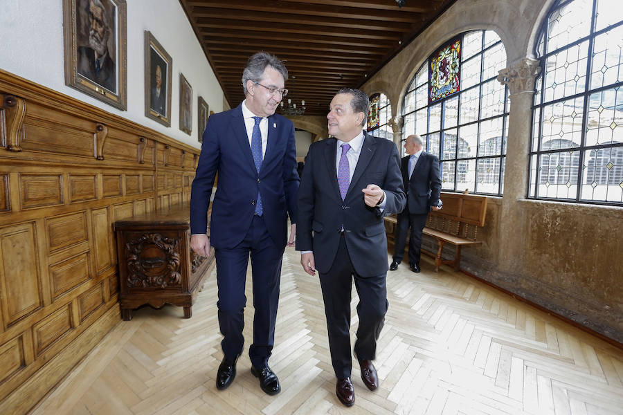 Fotos: Acto institucional del 40 aniversario de la Constitución en León con Mario Amilivia como ponente