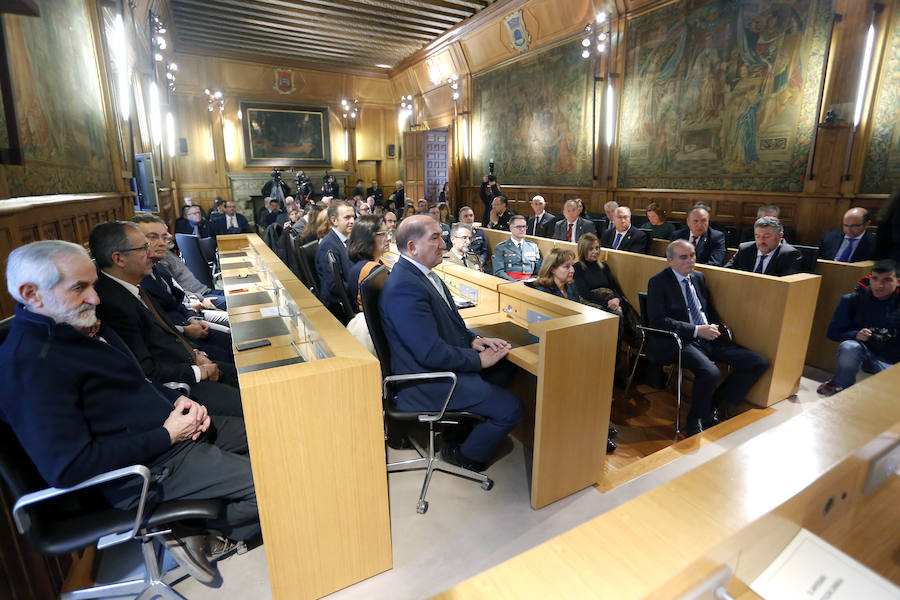 Fotos: Acto institucional del 40 aniversario de la Constitución en León con Mario Amilivia como ponente