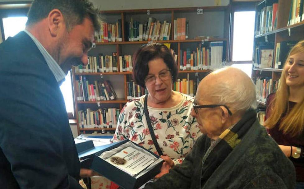 El alcalde de Priaranza, José Manuel Blanco, entregó una placa de reconocimiento a Jacinto López por su 105 cumpleaños.