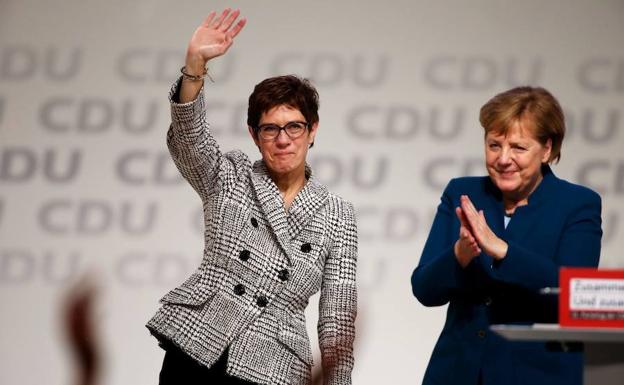 La conservadora Unión Demócrata Cristiana de Alemania (CDU), recientemente elegida Secretaria General Annegret Kramp-Karrenbauer, saluda junto a la Canciller alemana Angela Merkel.