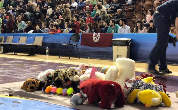 Peluches lanzados a la pista del Palacio.