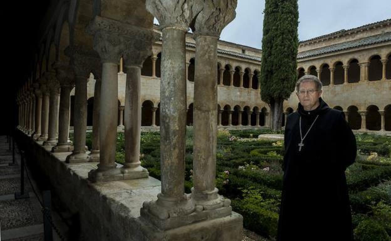 El abad de Silos posa para la entrevista en el claustro del monasterio. 