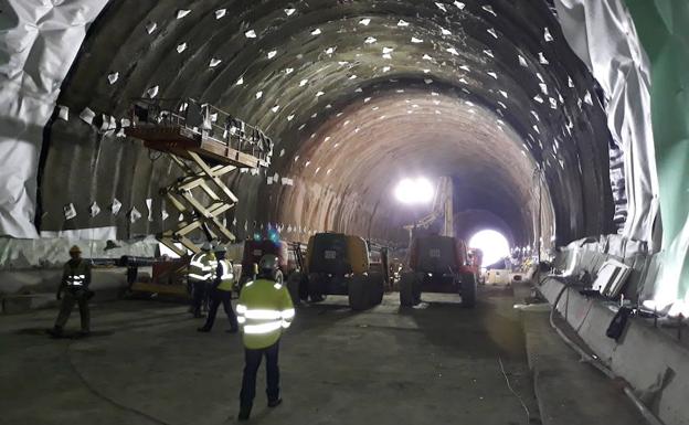 Obras de construcción del túnel de Otero de Sanabria en la línea entre Madrid y Galicia. 