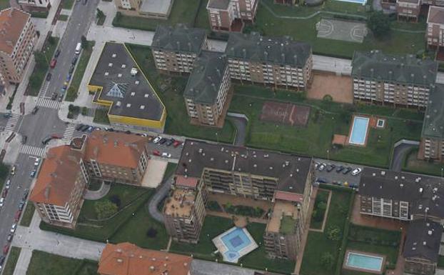 Vista aérea de varios bloques de viviendas con piscinas particulares. 